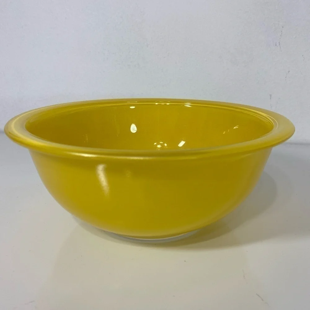 Vintage Pyrex #323 Mixing Bowl 1.5 L Primary Color‎ Yellow Clear Bottom